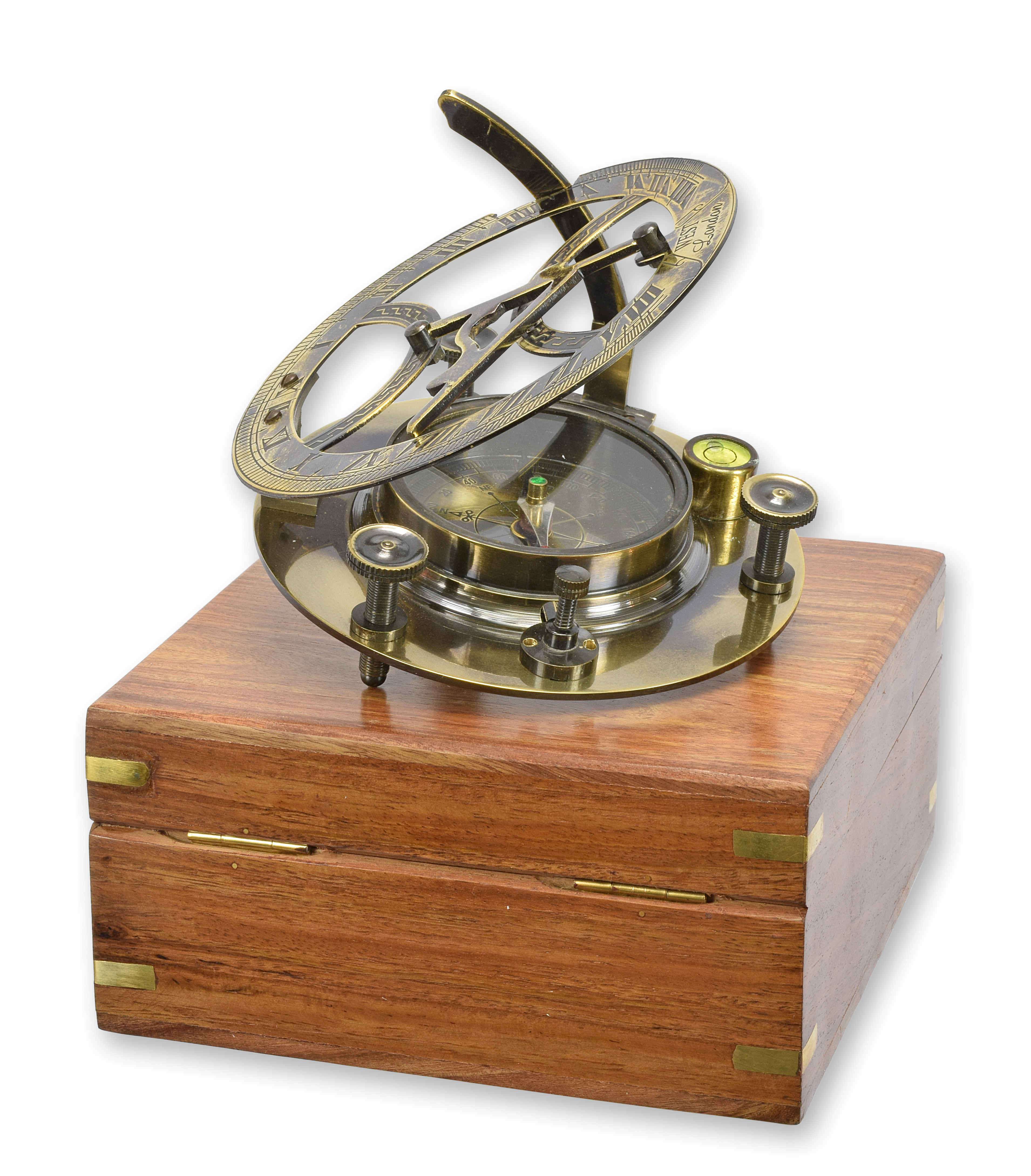 Une boussole en laiton dans un coffret en bois réplique design rétro décoration