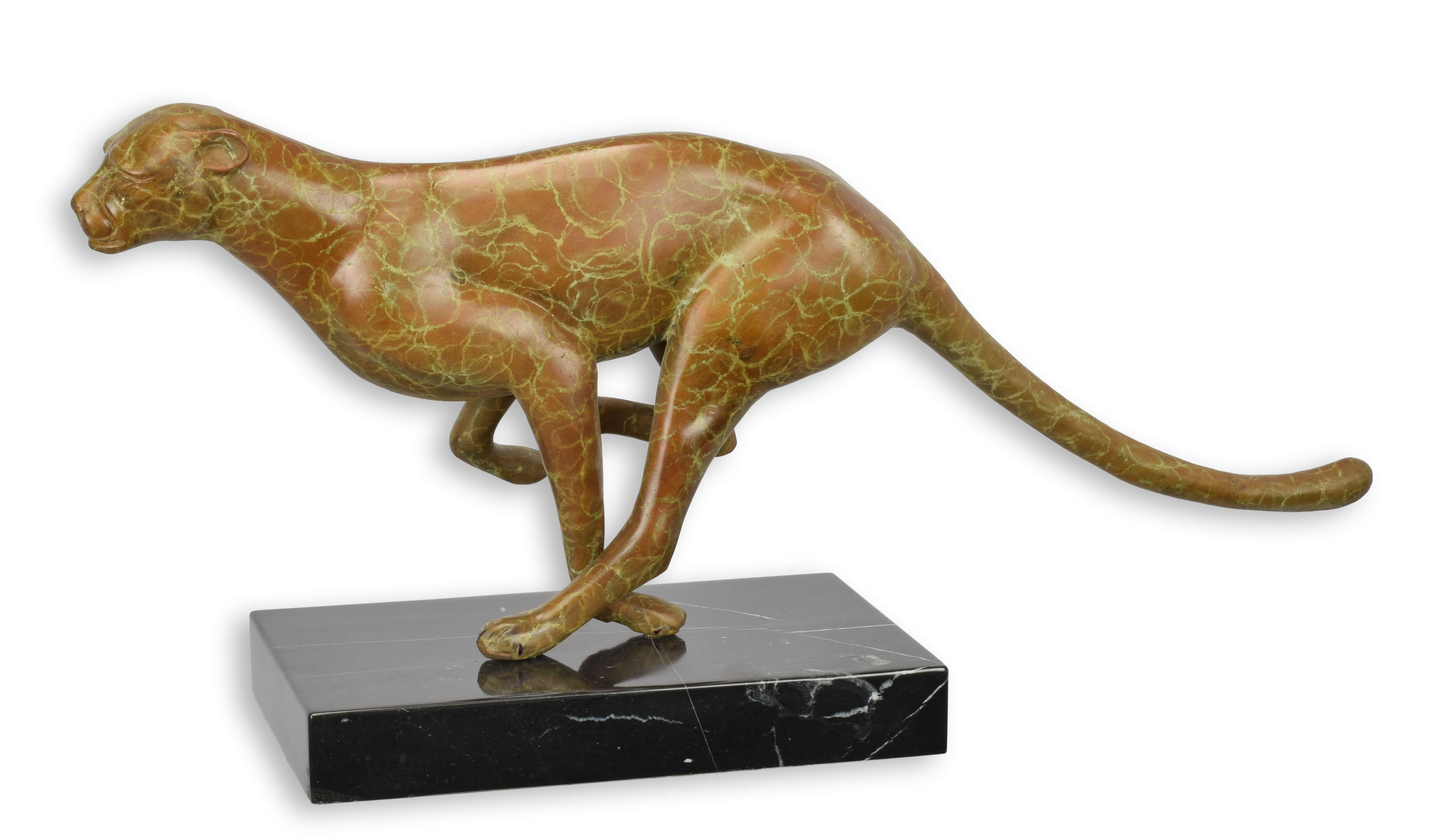 Une sculpture en bronze représentant un couguar en pleine course réplique design rétro décoration
